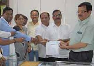 The amount of honorarium to drought affected people | मानधनाची रक्कम दुष्काळग्रस्तांना The amount of honorarium to drought affected people | मानधनाची रक्कम दुष्काळग्रस्तांना