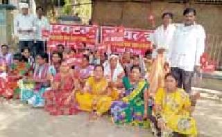 Keep nutritional supplements with women's savings groups | पोषण आहार महिला बचत गटांकडेच ठेवा