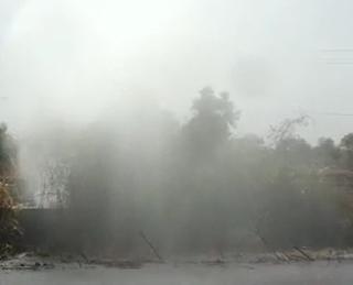 Jalgaon: Wasting thousands of liters of water due to pipeline fountain | जळगाव : पाईपलाईन फुटल्याने हजारो लीटर पाणी वाया Jalgaon: Wasting thousands of liters of water due to pipeline fountain | जळगाव : पाईपलाईन फुटल्याने हजारो लीटर पाणी वाया