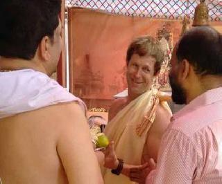 Jonty-Hinds worshiped the girl in India for worship | जॉन्टी -होड्सने मुलगी इंडियासाठी केली मंदिरात पूजा Jonty-Hinds worshiped the girl in India for worship | जॉन्टी -होड्सने मुलगी इंडियासाठी केली मंदिरात पूजा