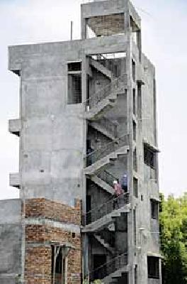 Finally the hammer on the building of the 5th floor | अखेर पाच मजली इमारतीवर हातोडा