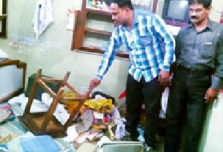 The brave soldier with the clothes businessman | कापड व्यावसायिकाकडे धाडसी चोरी