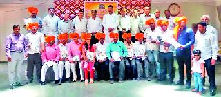 Workers felicitated by 'Sports Sadhana' | ‘क्रीडा साधना’तर्फे कामगारांचा सत्कार Workers felicitated by 'Sports Sadhana' | ‘क्रीडा साधना’तर्फे कामगारांचा सत्कार