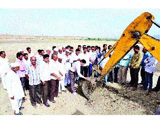 Launch of mud from people's participation | लोकसहभागातून गाळ काढण्याचा शुभारंभ Launch of mud from people's participation | लोकसहभागातून गाळ काढण्याचा शुभारंभ