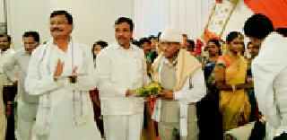 Felicitated bride and groom on the occasion of marriage | मुहूर्तावर लग्न लावणाऱ्या वर-वधू पित्याचा सत्कार