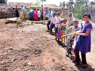 The people of the villagers raise the excavation in the public well | ग्रामस्थांनी श्रमदानातून उपसला सार्वजनिक विहिरीतील गाळ