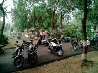 Rainfall with thunderstorms | सोसाट्याच्या वादळासह गारांचा पाऊस Rainfall with thunderstorms | सोसाट्याच्या वादळासह गारांचा पाऊस