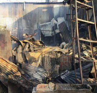 The fierce fire in Govandi fire | गोवंडीतील भीषण आग आटोक्यात The fierce fire in Govandi fire | गोवंडीतील भीषण आग आटोक्यात