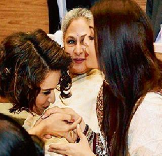 Bollywood queens' screen screening | बॉलिवूड ‘क्वीन्स’चे आॅफ स्क्रीन बॉण्डिंग Bollywood queens' screen screening | बॉलिवूड ‘क्वीन्स’चे आॅफ स्क्रीन बॉण्डिंग
