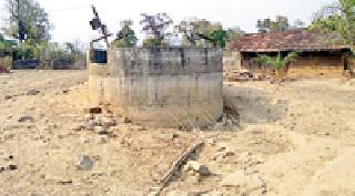 Millions of rupees in the water of half a well | अर्धवट विहीर बांधकामाने लाखो रूपये पाण्यात