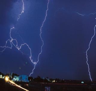 Rainfall in Akola with electric shocks! | विजेच्या कडकडाटासह अकोल्यात अवकाळी पाऊस !