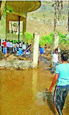 Wasted two lakh liters of water! | दोन लाख लिटर पाणी वाया!