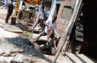 And the former corporator has raised the dumps in the upstream nullah | अन् माजी नगरसेवकाने उपसला नालीतील गाळ And the former corporator has raised the dumps in the upstream nullah | अन् माजी नगरसेवकाने उपसला नालीतील गाळ