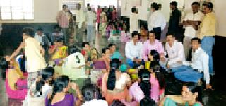 Hundreds of employees wandered in exchange for change | बदलीसाठी शेकडो कर्मचाऱ्यांची उसळली गर्दी Hundreds of employees wandered in exchange for change | बदलीसाठी शेकडो कर्मचाऱ्यांची उसळली गर्दी