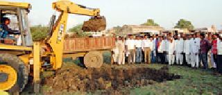 A lot of pond leakage from public participation at Mukutban | मुकुटबन येथे लोकसहभागातून तलावातील गाळाचा उपसा A lot of pond leakage from public participation at Mukutban | मुकुटबन येथे लोकसहभागातून तलावातील गाळाचा उपसा