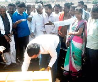 Hundreds of thousands of hands have been moved to the lake | तलाव उपसण्यासाठी सरसावले शेकडो हात Hundreds of thousands of hands have been moved to the lake | तलाव उपसण्यासाठी सरसावले शेकडो हात