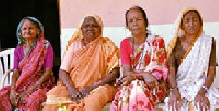 Even when the children are extinguished, the mother's tiredness will be broken | मुलांनी टाकून दिले तरी आईचे काळीज तुटते लेकरांसाठीच Even when the children are extinguished, the mother's tiredness will be broken | मुलांनी टाकून दिले तरी आईचे काळीज तुटते लेकरांसाठीच