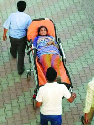 A woman rescued from the escrow escaped safely | एक्स्प्रेसखाली अडक लेल्या तरुणीची सुखरूप सुटका