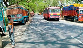 Due to increasing encroachment on the highway, obstruct traffic | महामार्गावरील वाढत्या अतिक्रमणामुळे वाहतुकीस अडथळा Due to increasing encroachment on the highway, obstruct traffic | महामार्गावरील वाढत्या अतिक्रमणामुळे वाहतुकीस अडथळा