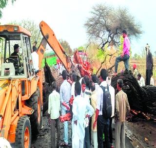 Traffic jam due to tree falling on the road | रस्त्यावर झाड पडल्याने वाहतूक ठप्प