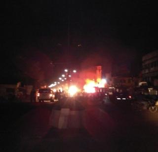 Stress in 2 groups at Shrirampur; Shops at shops | श्रीरामपूर येथे २ गटात तणाव; जमावाकडून दुकानांची तोडफोड Stress in 2 groups at Shrirampur; Shops at shops | श्रीरामपूर येथे २ गटात तणाव; जमावाकडून दुकानांची तोडफोड