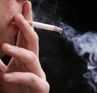 Smoking in the house is dangerous for young children | घरात धुम्रपान करणे लहान मुलांसाठी धोकादायक Smoking in the house is dangerous for young children | घरात धुम्रपान करणे लहान मुलांसाठी धोकादायक