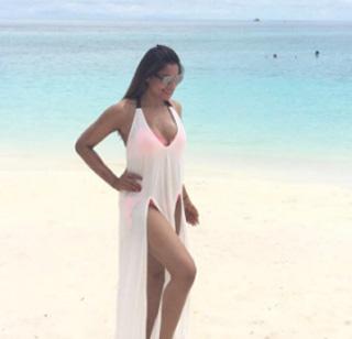 Honeymoon's 'Hot' photo of Bipasha shared by Karan | करणने शेअर केला बिपाशाचा हनिमूनचा 'हॉट' फोटो Honeymoon's 'Hot' photo of Bipasha shared by Karan | करणने शेअर केला बिपाशाचा हनिमूनचा 'हॉट' फोटो