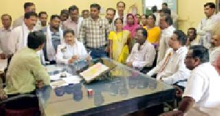 Sore of the hailstorm affected farmers by Virendra Jagtap | वीरेंद्र जगताप यांनी मांडल्या गारपीटग्रस्त शेतकऱ्यांच्या व्यथा Sore of the hailstorm affected farmers by Virendra Jagtap | वीरेंद्र जगताप यांनी मांडल्या गारपीटग्रस्त शेतकऱ्यांच्या व्यथा