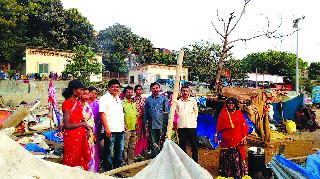 Hand help to migrant families | स्थलांतरित कुटुंबांना मदतीचा हात Hand help to migrant families | स्थलांतरित कुटुंबांना मदतीचा हात