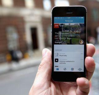 The girl shot dead a suicide by shooting her suicide | आत्महत्येचं लाईव्ह चित्रीकरण करत तरुणीने ट्रेनसमोर मारली उडी The girl shot dead a suicide by shooting her suicide | आत्महत्येचं लाईव्ह चित्रीकरण करत तरुणीने ट्रेनसमोर मारली उडी