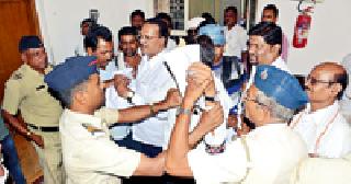 Yuva Swabhiman's district attacked the district | युवा स्वाभिमानची जिल्हा कचेरीवर धडक