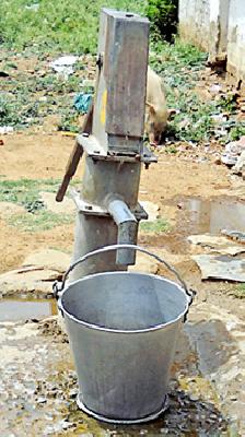 Decrease in water levels due to fuel wells | विंधन विहिरींमुळे पाण्याच्या पातळीत घट Decrease in water levels due to fuel wells | विंधन विहिरींमुळे पाण्याच्या पातळीत घट