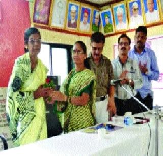 Felicitations for cleaners | स्वच्छतेसाठी काम करणाऱ्यांचा सत्कार Felicitations for cleaners | स्वच्छतेसाठी काम करणाऱ्यांचा सत्कार
