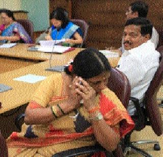 Use of mobile in polling station | मतदान केंद्रात मोबाइलचा वापर