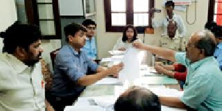 Gazli Municipal Council meeting in the presence of MLAs | आमदारांच्या उपस्थितीत गाजली नगरपालिकेची सभा