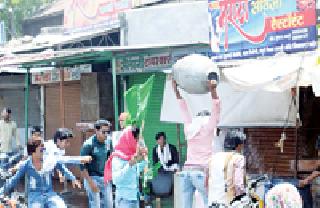 The hotel broke down at the Gandhi Chowk | गांधी चौकात हॉटेलची तोडफोड The hotel broke down at the Gandhi Chowk | गांधी चौकात हॉटेलची तोडफोड