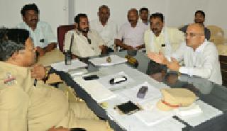 Closed: 17 detained with 10 corporators | बंद : १० नगरसेवकांसह १७ अटकेत