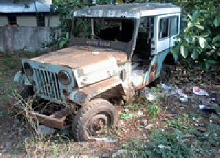 Gone are the government vehicles | अडगळीत पडली शासकीय वाहने Gone are the government vehicles | अडगळीत पडली शासकीय वाहने
