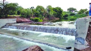 The water of the Tembhu scheme is in the mouth of the lake | टेंभू योजनेचे पाणी दुधेभावी तलावाकडे