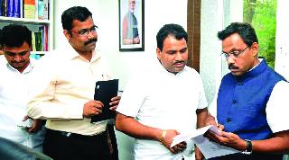 Education Minister's visit to digital schools | डिजीटल शाळांसाठी शिक्षणमंत्र्यांची भेट Education Minister's visit to digital schools | डिजीटल शाळांसाठी शिक्षणमंत्र्यांची भेट