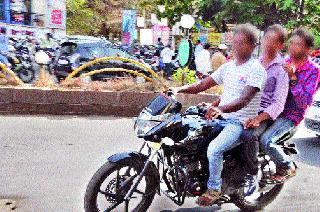 Accidents on the roads due to uninterrupted bikes | आरसेविरहित दुचाकींमुळे रस्त्यांवर अपघात