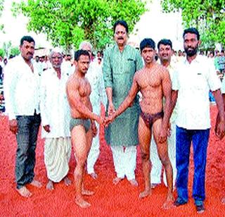 To watch wrestling competition in Hanumanwadi | हनुमानवाडीत कुस्ती स्पर्धा पाहण्यासाठी गर्दी
