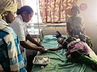 A bumpy bomb in the hand of a smallpox | चिमुकलीच्या हातात फुटला गावठी बॉम्ब