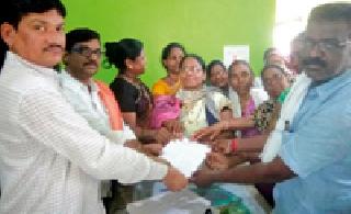 Women's Front on the Water Goghghas Gram Panchayat | पाण्यासाठी घुग्घुस ग्रामपंचायतीवर महिलांचा मोर्चा Women's Front on the Water Goghghas Gram Panchayat | पाण्यासाठी घुग्घुस ग्रामपंचायतीवर महिलांचा मोर्चा