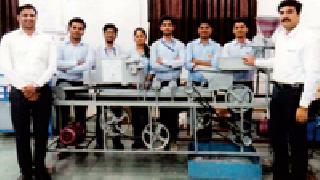 Paper recycling machine made by students | विद्यार्थ्यांनी बनविले पेपर रिसायकलिंग मशीन