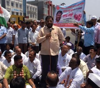 The question of farmers did not disappear; What about the MP? - Raju Shetty | शेतकऱ्यांचे प्रश्न सुटले नाही; तर खासदारकी काय चाटायची काय? - राजू शेट्टी The question of farmers did not disappear; What about the MP? - Raju Shetty | शेतकऱ्यांचे प्रश्न सुटले नाही; तर खासदारकी काय चाटायची काय? - राजू शेट्टी