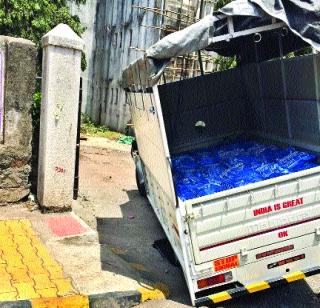 Due to scanty work, the slab drain slipped | निकृष्ट कामामुळे गटारावरील स्लॅब तुटला Due to scanty work, the slab drain slipped | निकृष्ट कामामुळे गटारावरील स्लॅब तुटला