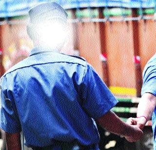 Customers looted with farmers in APMC | एपीएमसीमध्ये शेतकऱ्यांसह ग्राहकांची लूट Customers looted with farmers in APMC | एपीएमसीमध्ये शेतकऱ्यांसह ग्राहकांची लूट