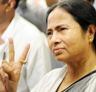 Dada in West Bengal! Trinamool's uncontested front | पश्चिम बंगालमध्ये दीदीच बनणार दादा ! तृणमूलची निर्विवाद आघाडी Dada in West Bengal! Trinamool's uncontested front | पश्चिम बंगालमध्ये दीदीच बनणार दादा ! तृणमूलची निर्विवाद आघाडी