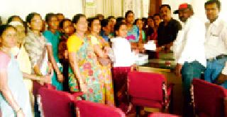 The women's front for water | पाण्यासाठी महिलाचा मोर्चा धडकला पवनी पालिकेवर